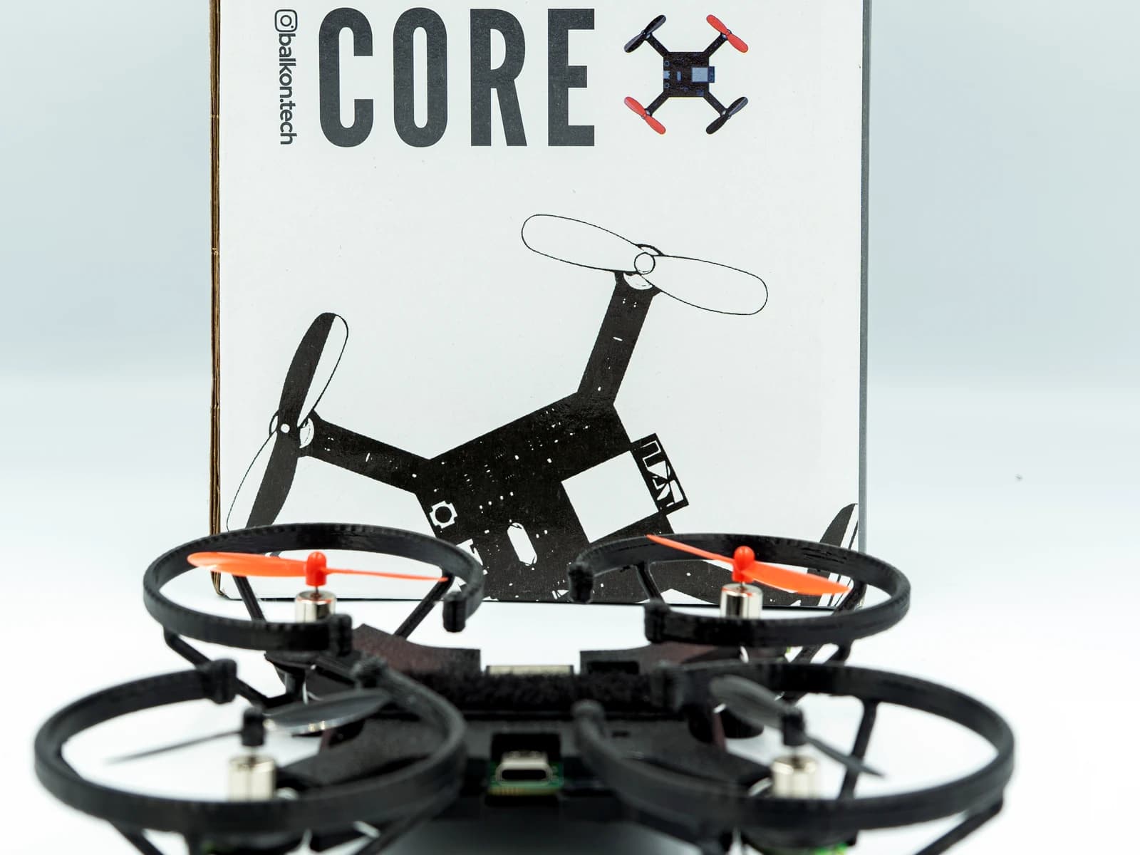 RobonHub CORE kutusu ve kurulu drone